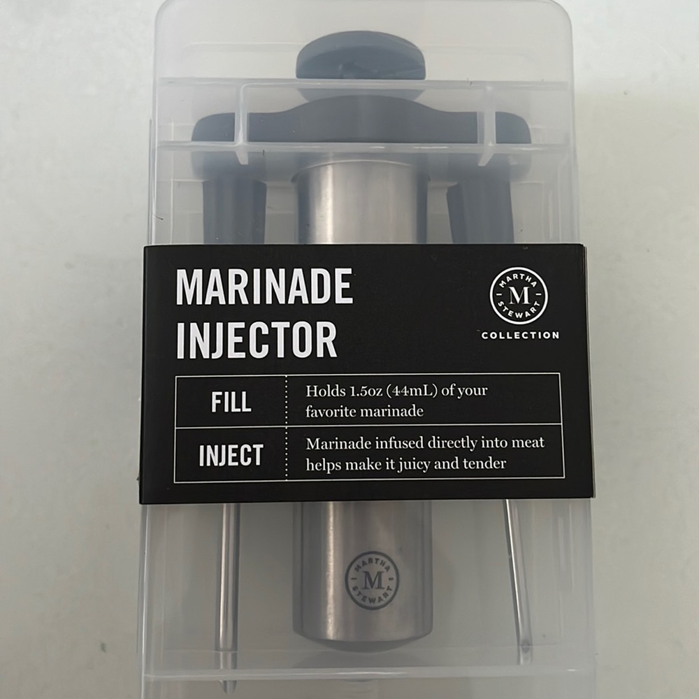 Meat marinade injector